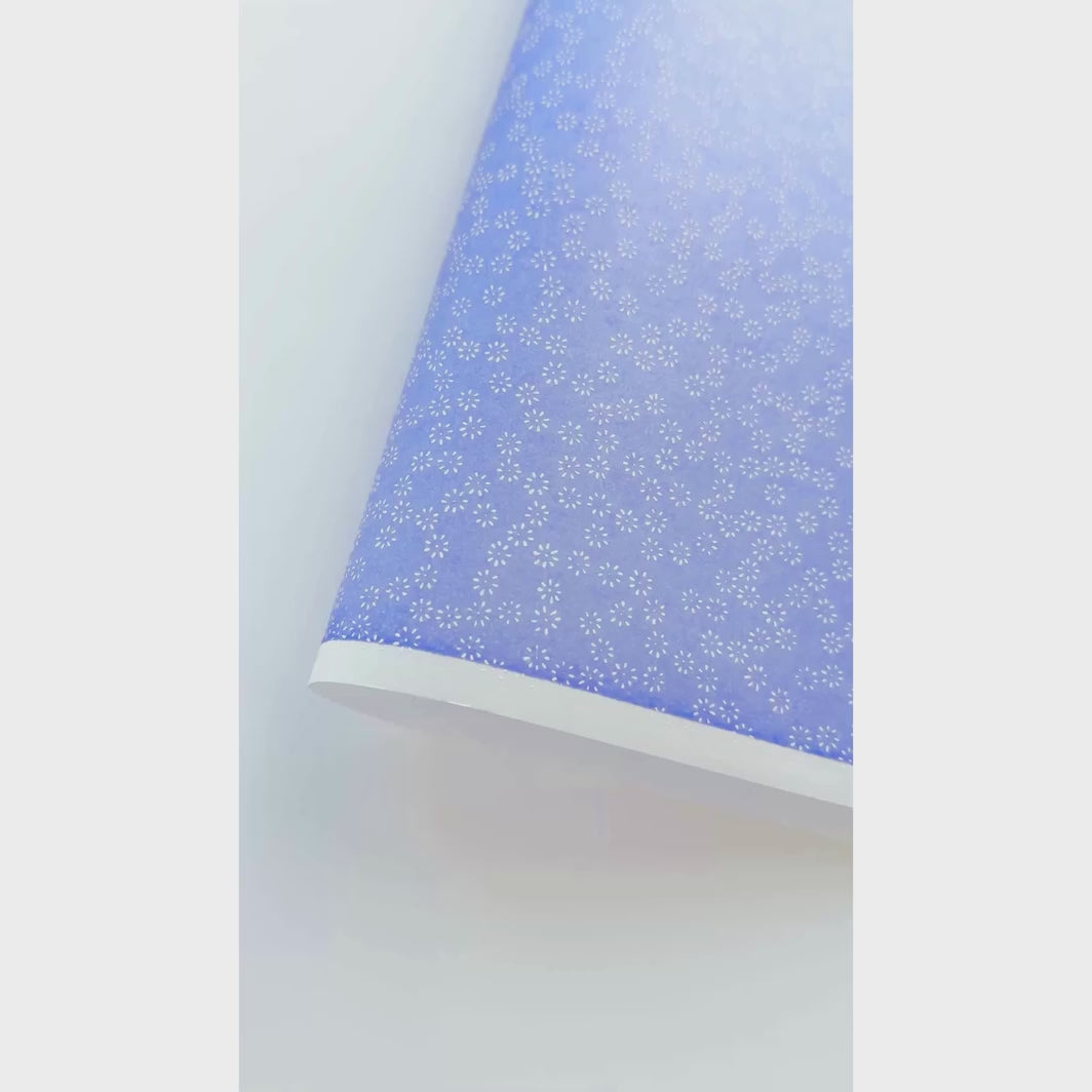 vidéo de démonstration du papier japonais yuzen chiyogami au motif de semi de fleurs blanches sur fond violet lavande adeline klam (M538)