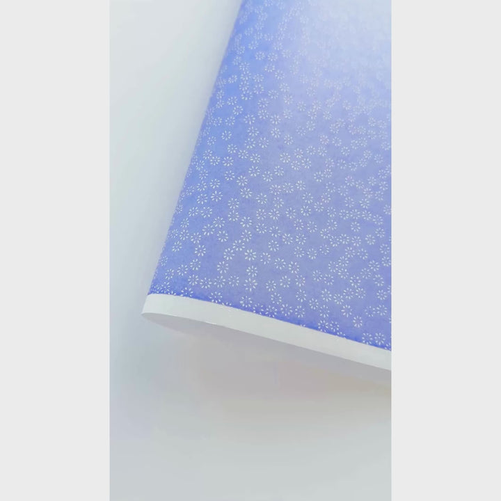 vidéo de démonstration du papier japonais yuzen chiyogami au motif de semi de fleurs blanches sur fond violet lavande adeline klam (M538)