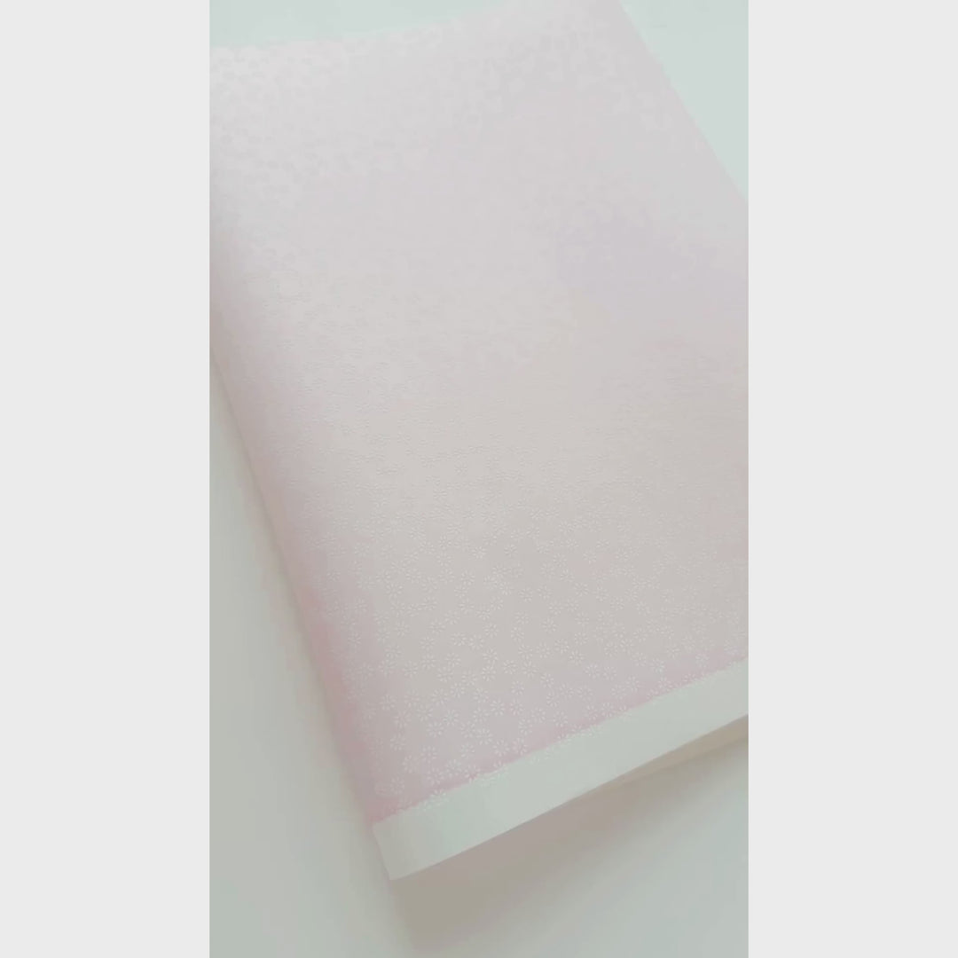 vidéo de démonstration du papier japonais yuzen chiyogami aux motifs de semi de fleurs blanches sur fond rose pastel adeline klam (M481)