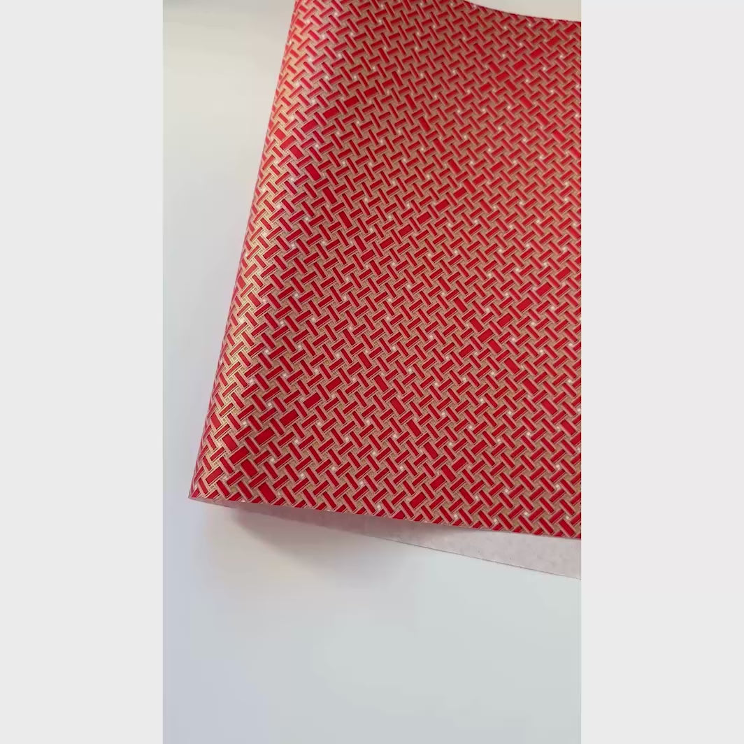 vidéo de démonstration du papier japonais yuzen chiyogami aux motifs de tissage rouges et dorés adeline klam (M749)