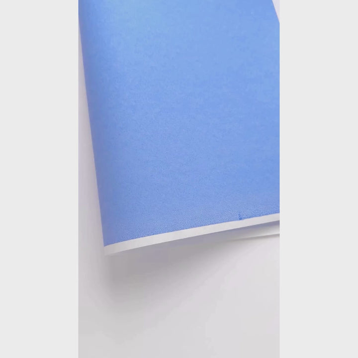 vidéo de démonstration du papier japonais yuzen chiyogami uni de couleur bleu pervenche adeline klam (U547)