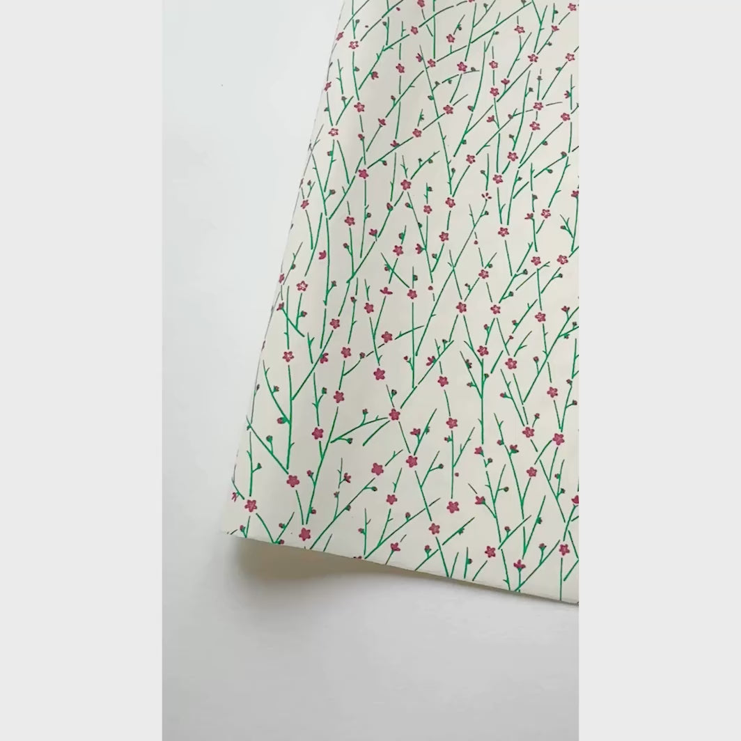 vidéo de démonstration du papier japonais yuzen chiyogami aux motifs de fines branches en fleurs dans les tons blanc crème, magenta et vert menthe adeline klam (M1047)