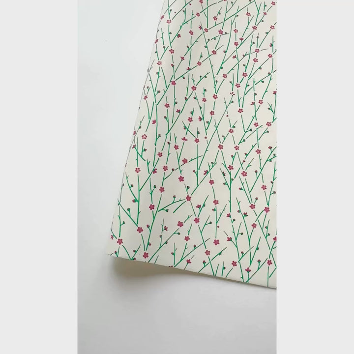vidéo de démonstration du papier japonais yuzen chiyogami aux motifs de fines branches en fleurs dans les tons blanc crème, magenta et vert menthe adeline klam (M1047)