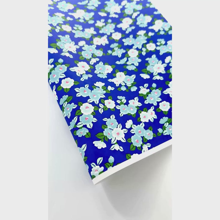 vidéo de démonstration du papier japonais yuzen chiyogami aux motifs de camélia « tsubaki » dans les tons bleu violet, bleu ciel et verts adeline klam (M955)