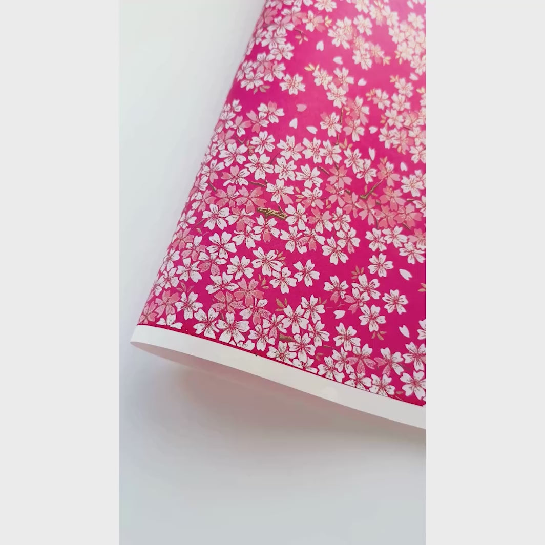 vidéo de démonstration du papier japonais yuzen chiyogami au motif de fleurs de cerisier dans les tons rose framboise, corail, rose clair et blanc adeline klam (M1057)