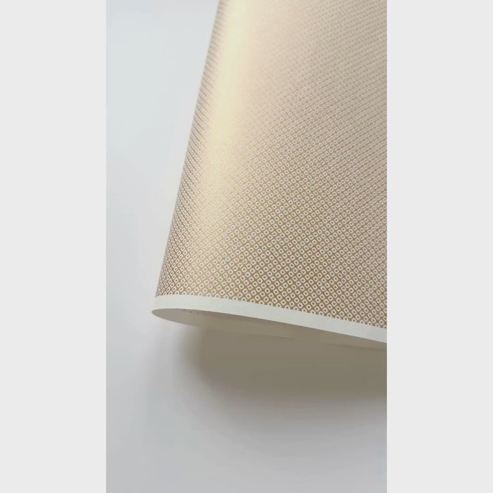 vidéo de démonstration du papier japonais yuzen chiyogami au motif kanoko blanc sur fond doré adeline klam (M636)