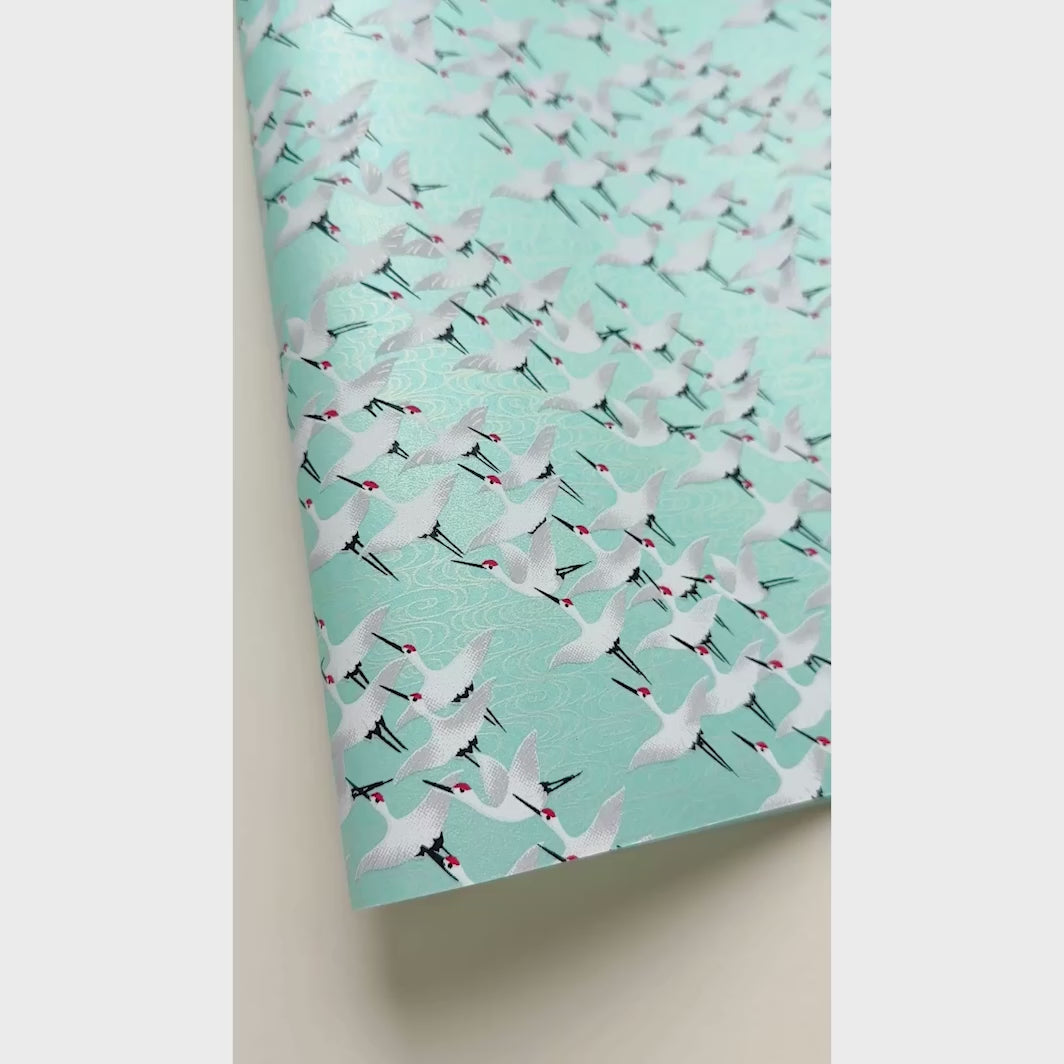 vidéo de démonstration du papier japonais yuzen chiyogami aux motifs d'envolée de grues sur fond vert d'eau adeline klam (M663)