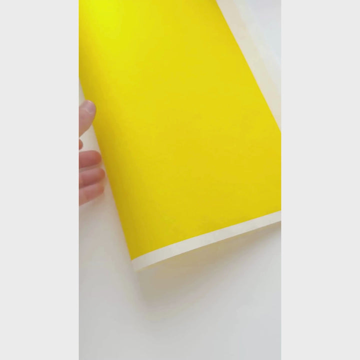 vidéo de démonstration du papier japonais yuzen chiyogami uni de couleur jaune adeline klam (U531)