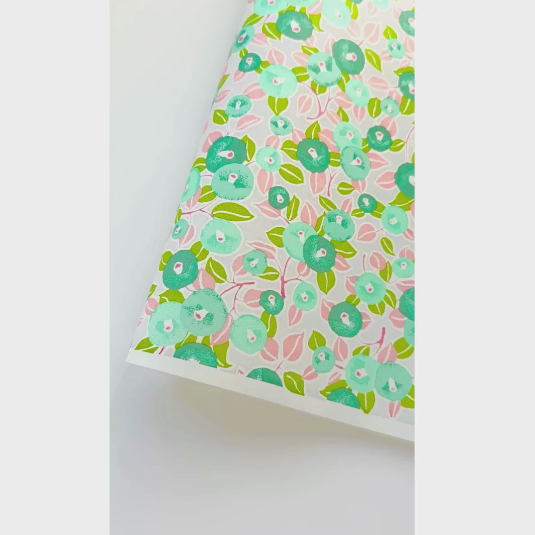 vidéo de démonstration du papier japonais yuzen chiyogami au motif de camélias dans les tons rose pâle, bleu canard, vert d'eau et vert feuille adeline klam (M809)