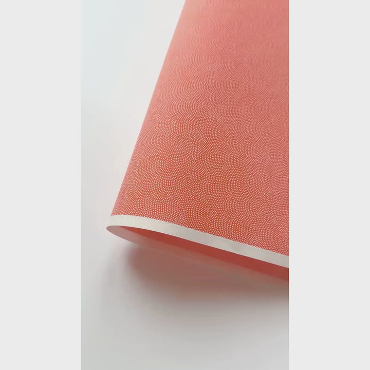 vidéo de démonstration du papier japonais yuzen chiyogami au motif de petits points « samekomon » blanc sur fond orange pastel adeline klam (M857)