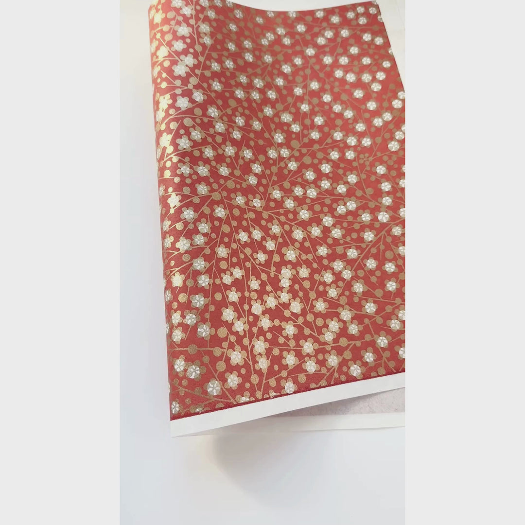 vidéo de démonstration du papier japonais yuzen chiyogami aux motifs de fleurs et de branches dorées sur fond rouge terracotta adeline klam (M706)