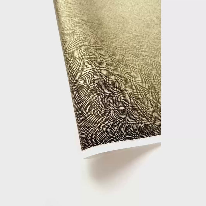vidéo de démonstration du papier japonais yuzen chiyogami aux motifs de petits points dorés « samekomon » sur fond noir adeline klam (M274)