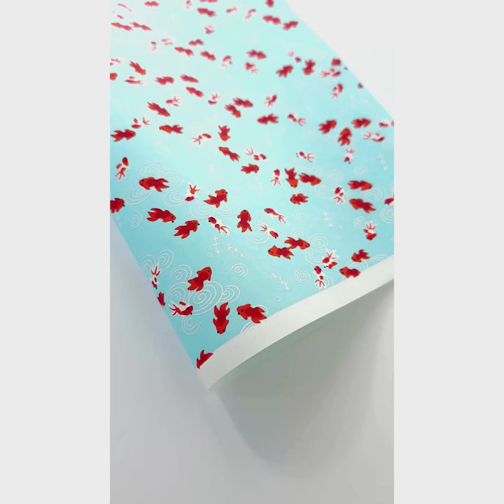 vidéo de démonstration du papier japonais yuzen chiyogami aux motifs de poissons rouges et blancs sur fond bleu ciel adeline klam (M890)