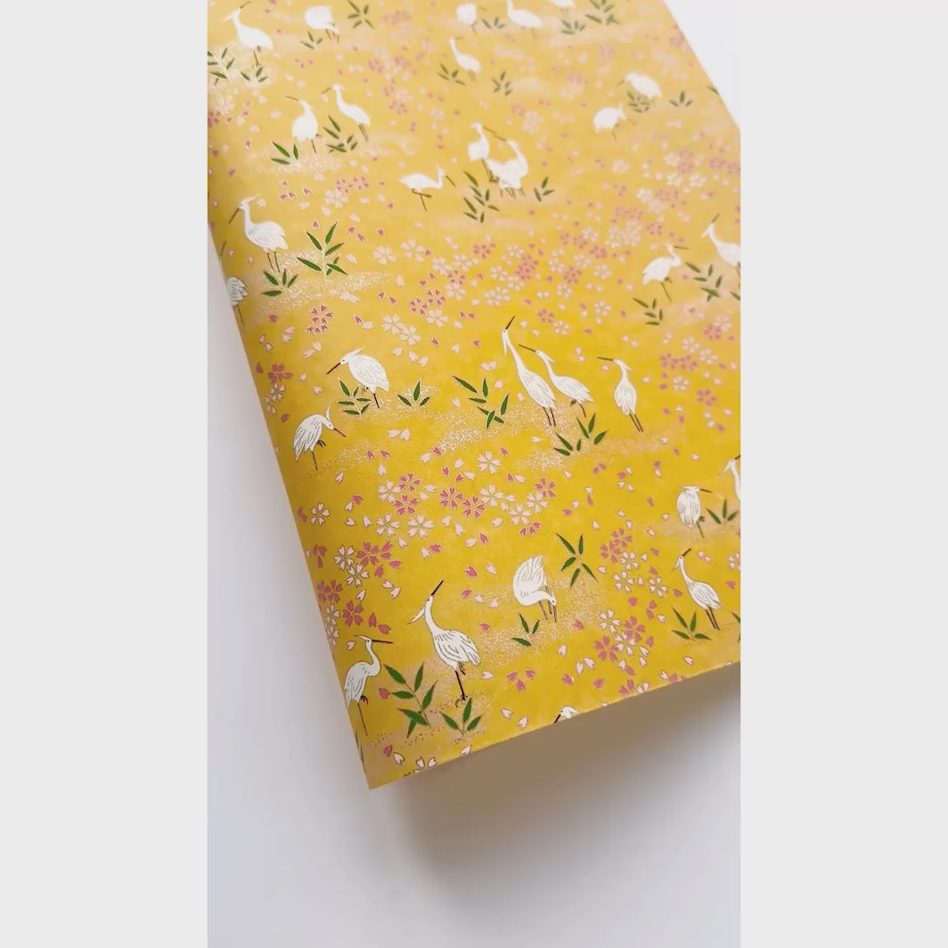 vidéo de démonstration du papier japonais yuzen chiyogami aux motifs de hérons et de fleurs jaune moutarde M65 adeline klam (M659)