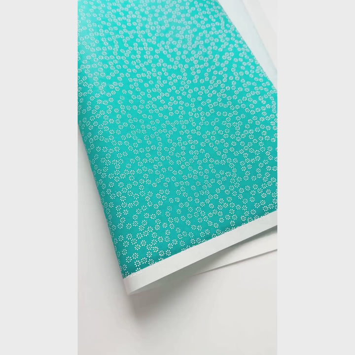 vidéo de démonstration du papier japonais yuzen chiyogami aux motifs de semi de fleurs blanches sur fond bleu turquoise adeline klam (M539)
