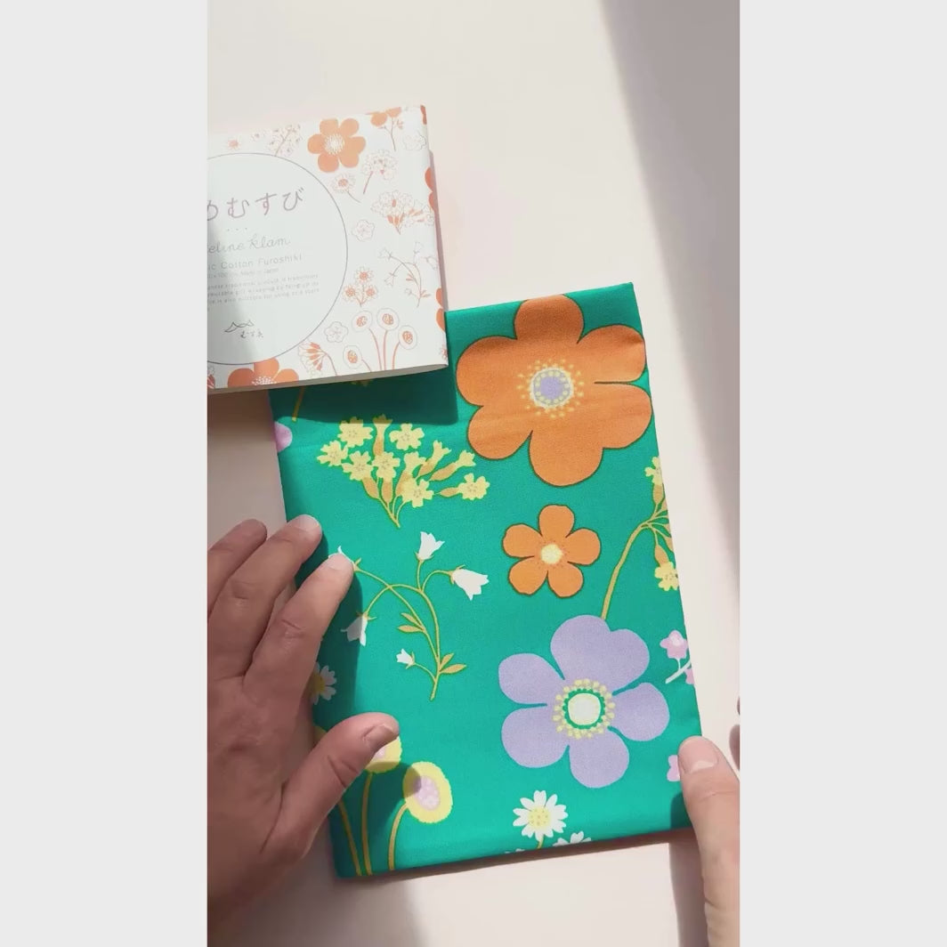 vidéo de démonstration du furoshiki « jardin » dans les tons vert canard, jaunes, violet lilas et orange adeline x musubi en 100cm par 100cm