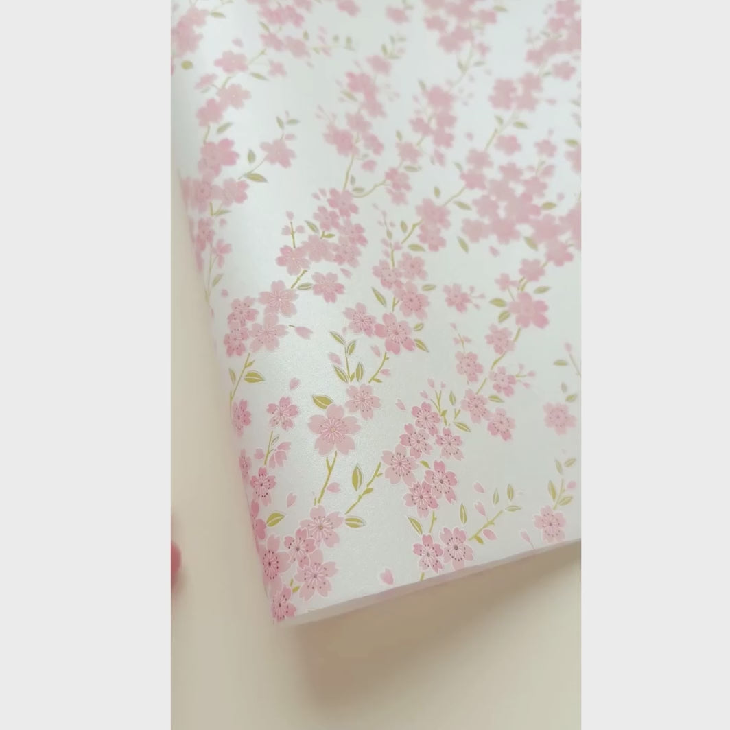 vidéo de démonstration du papier japonais yuzen chiyogami aux motifs de branches de cerisier en fleur dans les tons blanc nacré, rose poudré et vert tilleul adeline klam (M899)