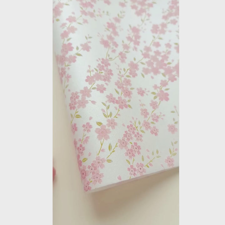 vidéo de démonstration du papier japonais yuzen chiyogami aux motifs de branches de cerisier en fleur dans les tons blanc nacré, rose poudré et vert tilleul adeline klam (M899)