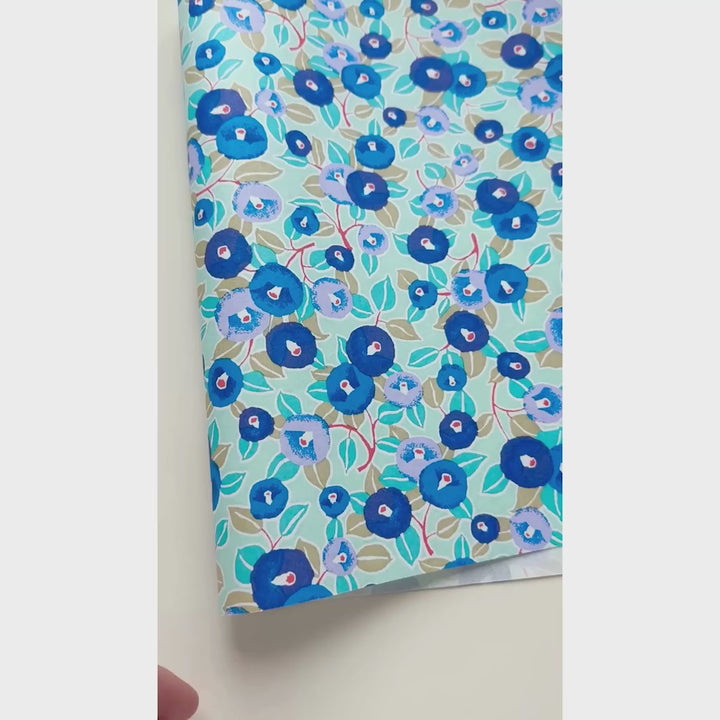 vidéo de démonstration du papier japonais yuzen chiyogami aux motifs de camélias dans les tons bleu moyen et turquoise, violet clair et foncé et vert d'eau adeline klam (M1024)