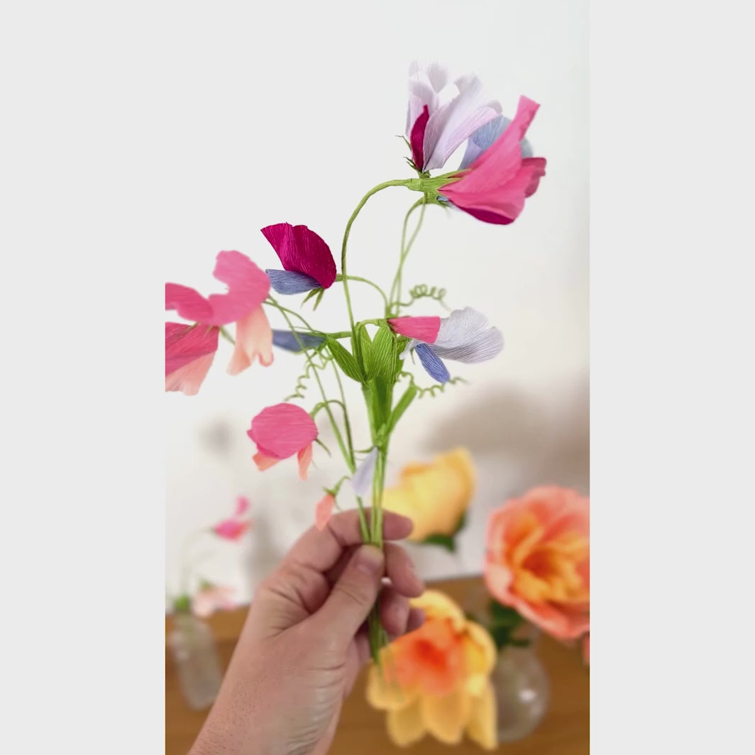 vidéo d'ambiance des pois de senteur réalisés du kit bouquet pois de senteur en crépon dans les tons rose clair, rose fuschia, mauve, bleu et vert adeline klam