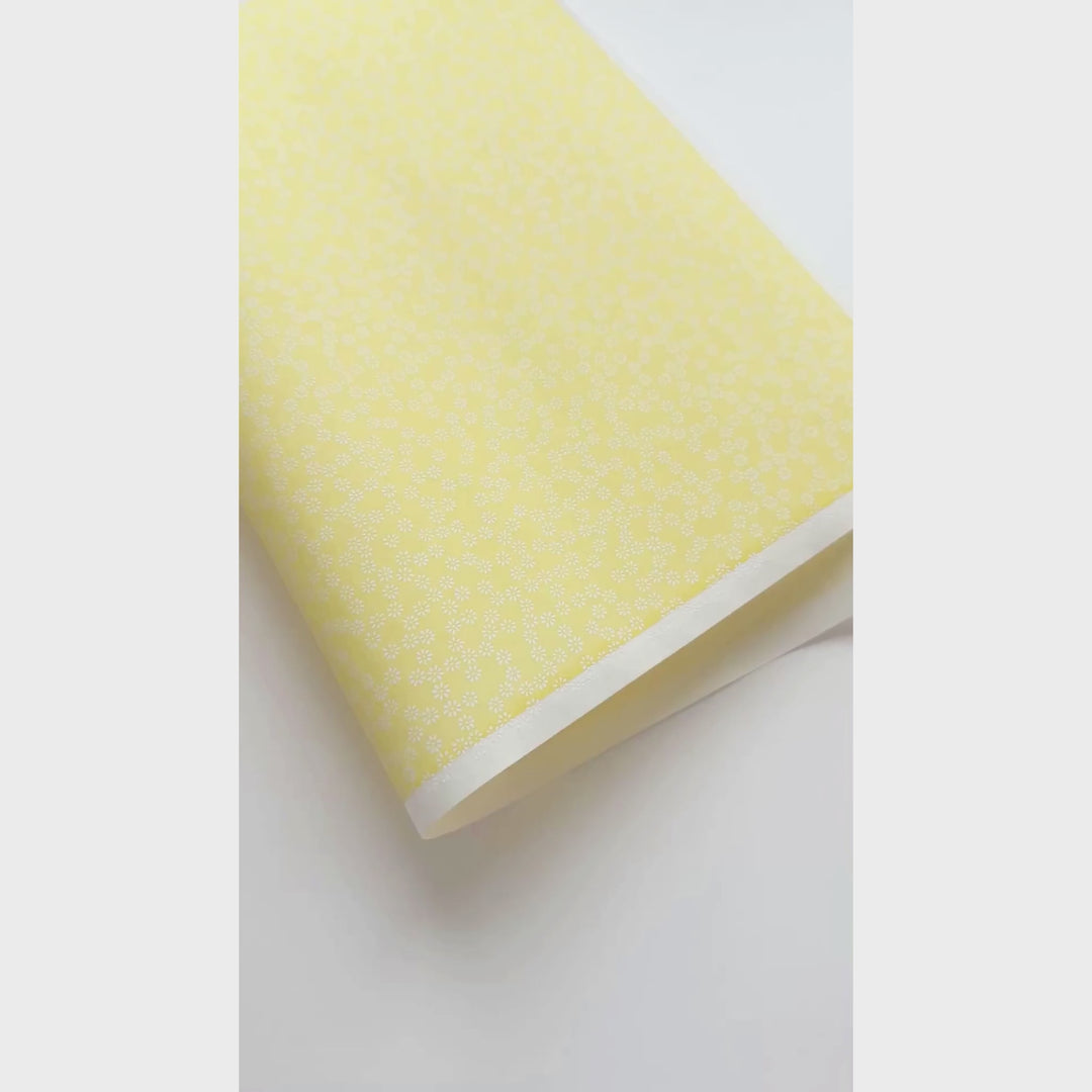 vidéo de démonstration du papier japonais yuzen chiyogami aux motifs de semi de fleurs blanches sur fond jaune pastel adeline klam (M528)