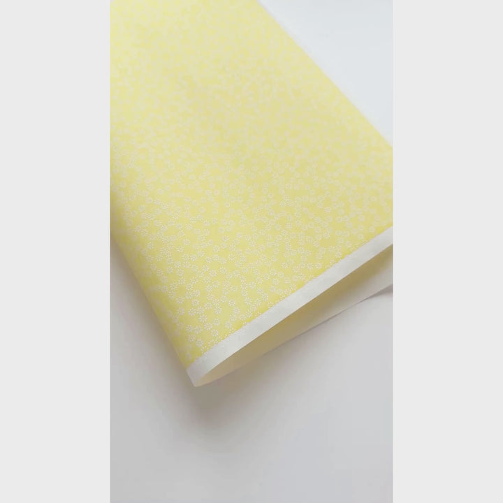 vidéo de démonstration du papier japonais yuzen chiyogami aux motifs de semi de fleurs blanches sur fond jaune pastel adeline klam (M528)