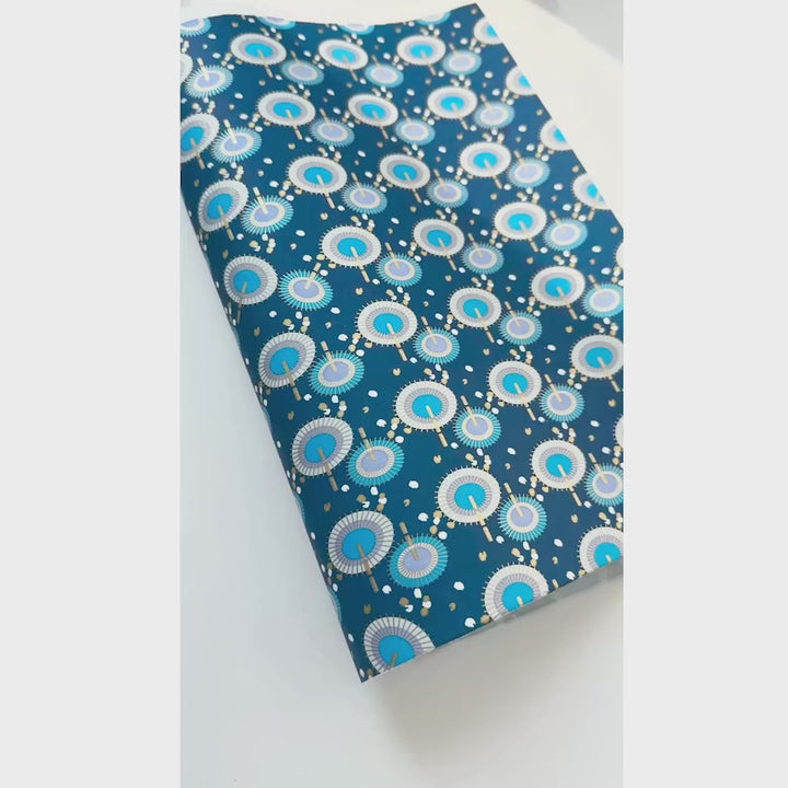 vidéo de démonstration du papier japonais yuzen chiyogami aux motifs d'ombrelles dans les tons bleu clair, bleu foncé et dorés adeline klam (M409)
