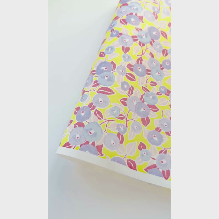 vidéo de démonstration du papier japonais yuzen chiyogami au motif de camélias dans les tons jaunes, rose clair et moyen, bleu violet adeline klam (M804)