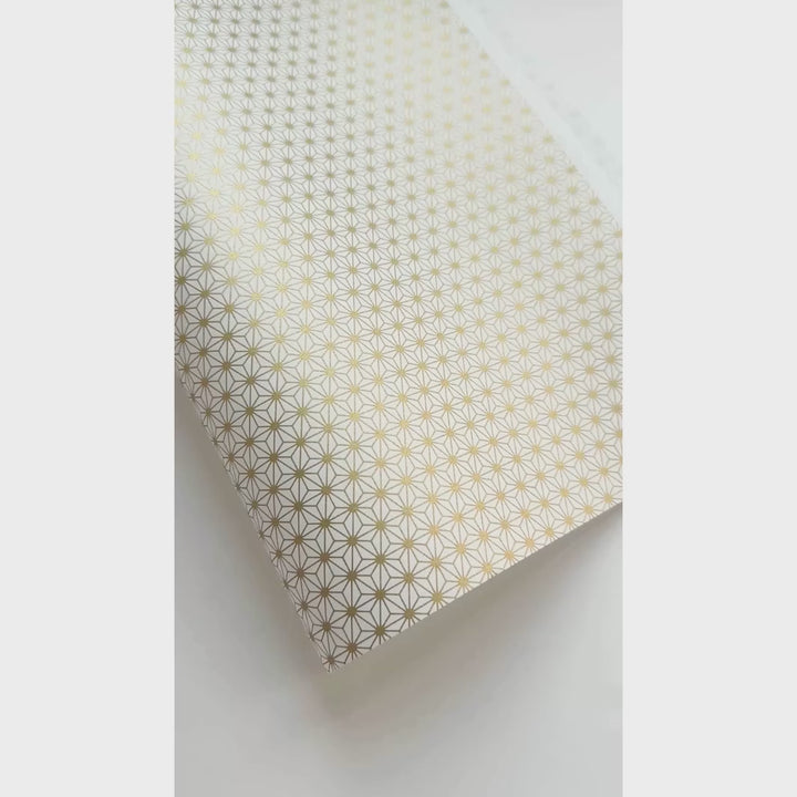 vidéo de démonstration du papier japonais yuzen chiyogami aux motifs de grandes étoiles dorées sur fond blanc adeline klam (M525)