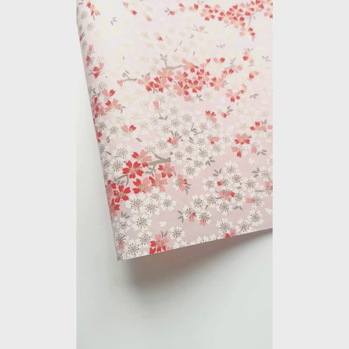 vidéo de démonstration du papier japonais yuzen chiyogami au motif de fleurs de cerisier dans les tons rose pâle, corail et blanc adeline klam (M656)