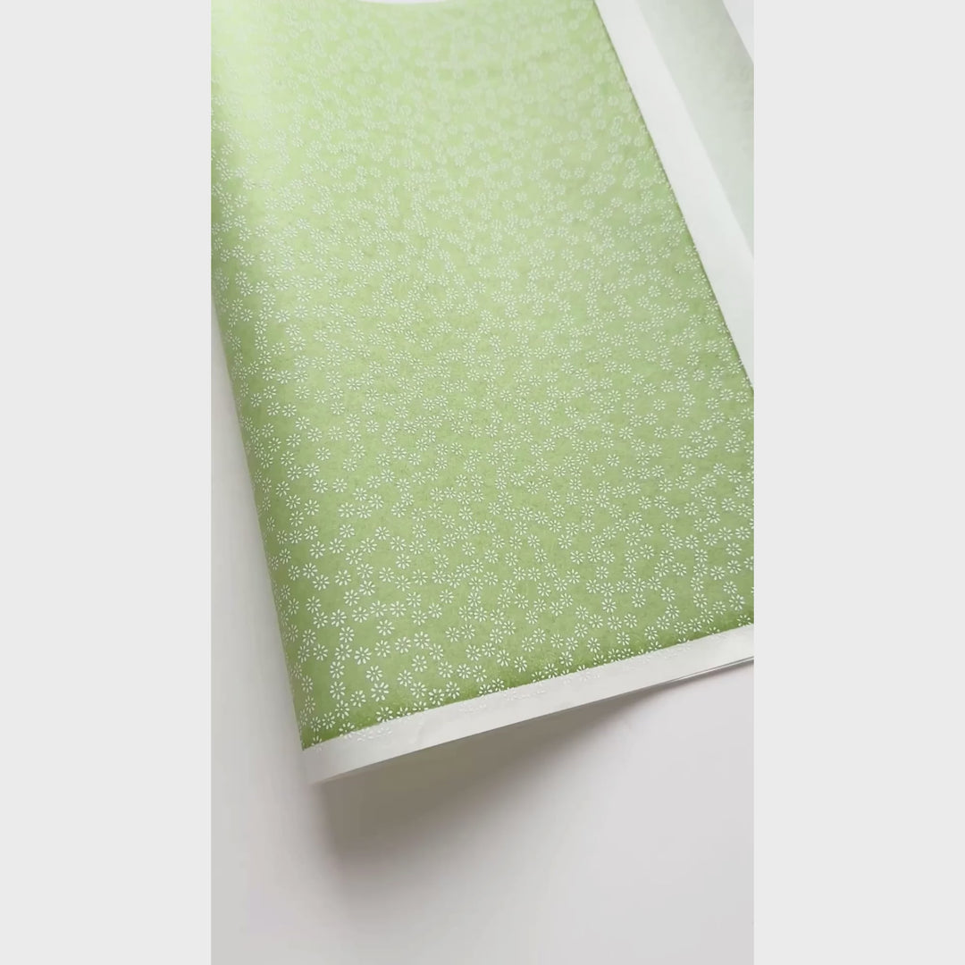 vidéo de démonstration du papier japonais yuzen chiyogami aux motifs de semi de fleurs blanches sur fond vert tilleul adeline klam (M1070)
