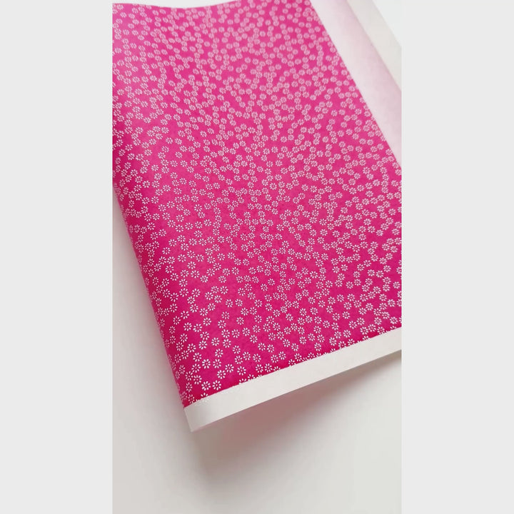 vidéo de démonstration du papier japonais yuzen chiyogami aux motifs de semi de fleurs blanches sur fond rose fuchsia adeline klam (M506)