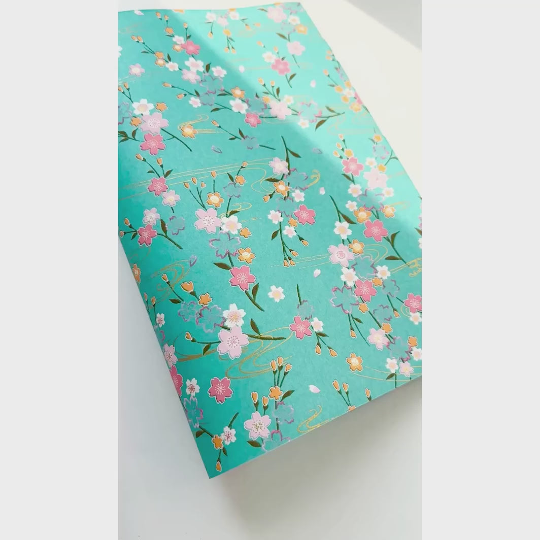 vidéo de démonstration du papier japonais yuzen chiyogami aux motifs de branches de cerisier et d'ondulations bleu turquoise, rose fuchsia, jaune orange et or adeline klam (M380)