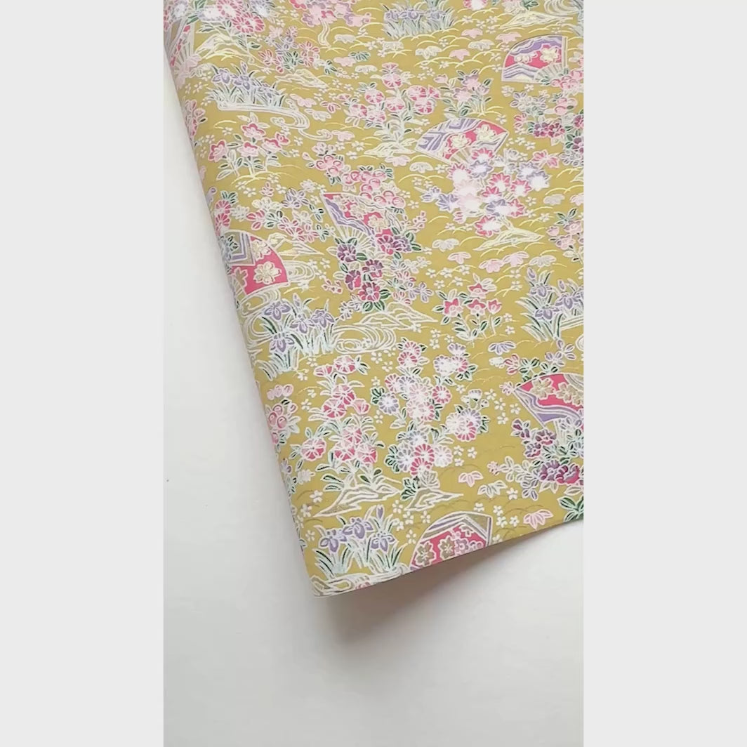 vidéo de démonstration du papier japonais yuzen chiyogami aux motifs d'éventails fleuris dans les tons jaune moutarde, roses, violets et vert foncé adeline klam (M1048)