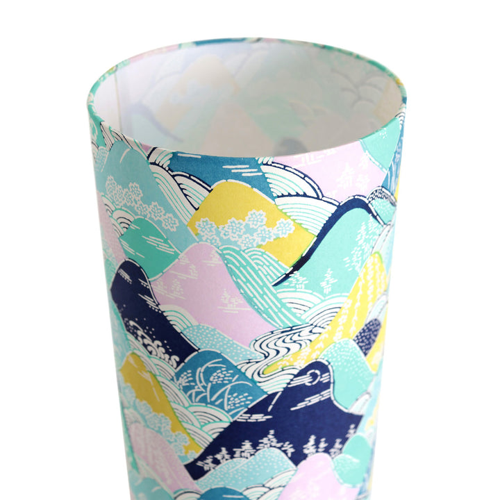 zoom sur une lampe japonaise à poser aux motifs de montagnes et de rivières dans les tons bleus, verts, jaunes et parme (M967) adeline klam