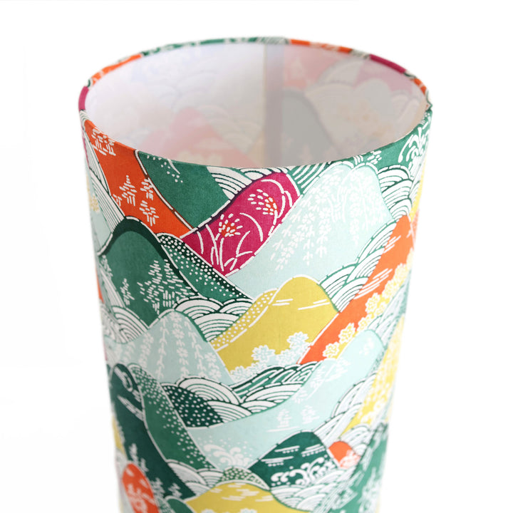 zoom sur une lampe japonaise à poser aux motifs de montagnes et de rivières dans les tons verts, orange, mauve et jaune (M965) adeline klam