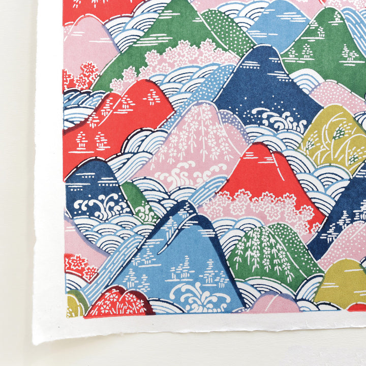 zoom d'un papier japonais katazome aux motifs de montages et de rivières rouges, bleues, vertes, jaunes et roses adeline klam