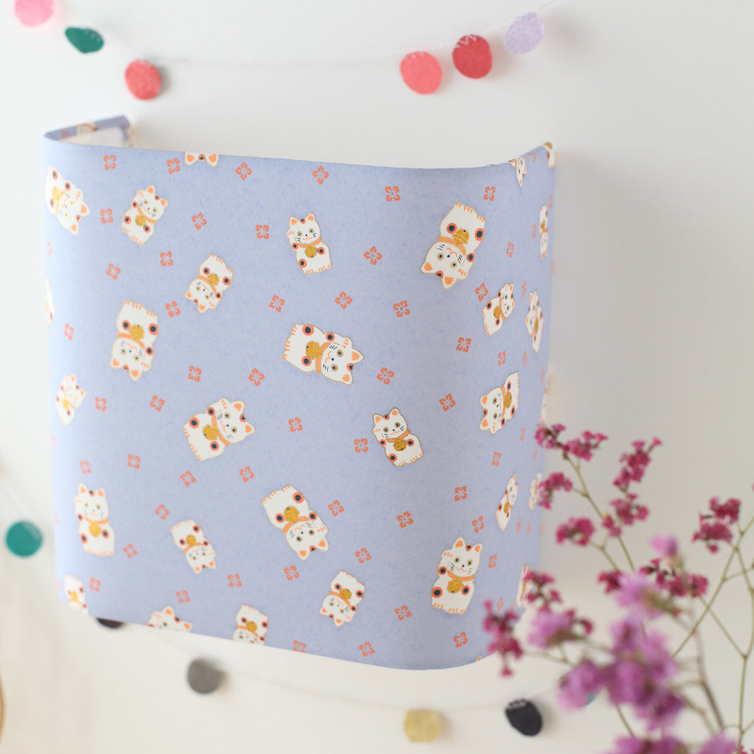 Applique murale japonaise - Maneki Neko - Lavande, Corail et Moutarde - M839