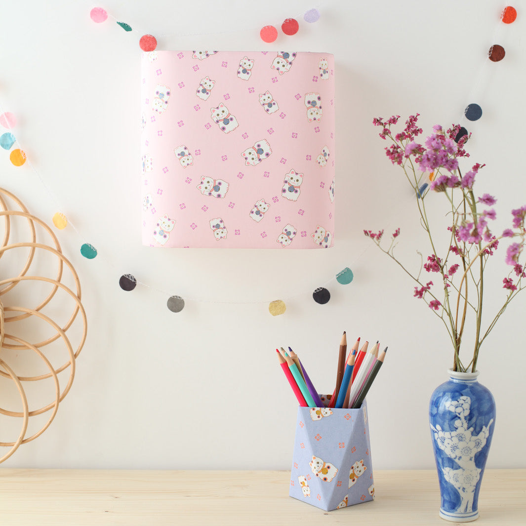 Applique murale japonaise - Maneki Neko - Rose Pâle, Mauve et Bleu Violet - M842