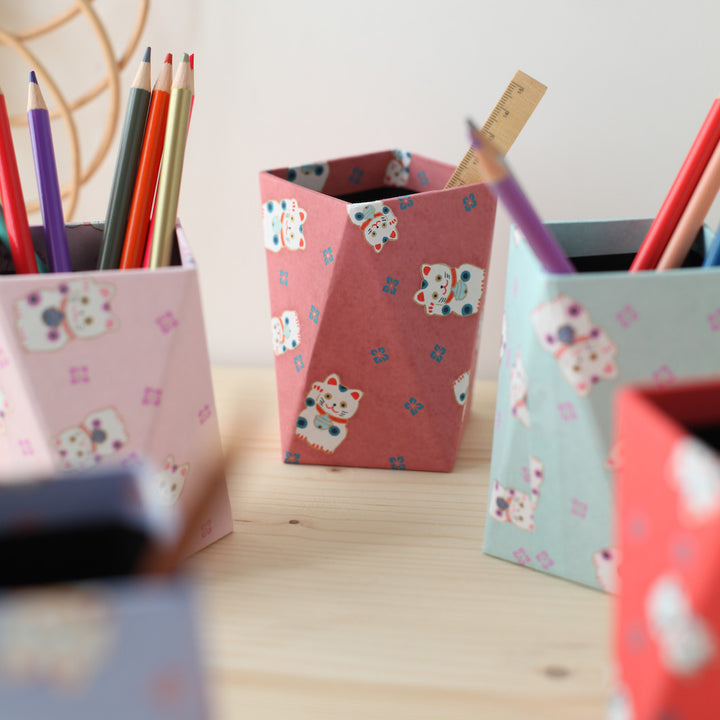 Pot à crayons prisme - Maneki Neko - Lie de vin, Rouge et Bleu Gris - M844