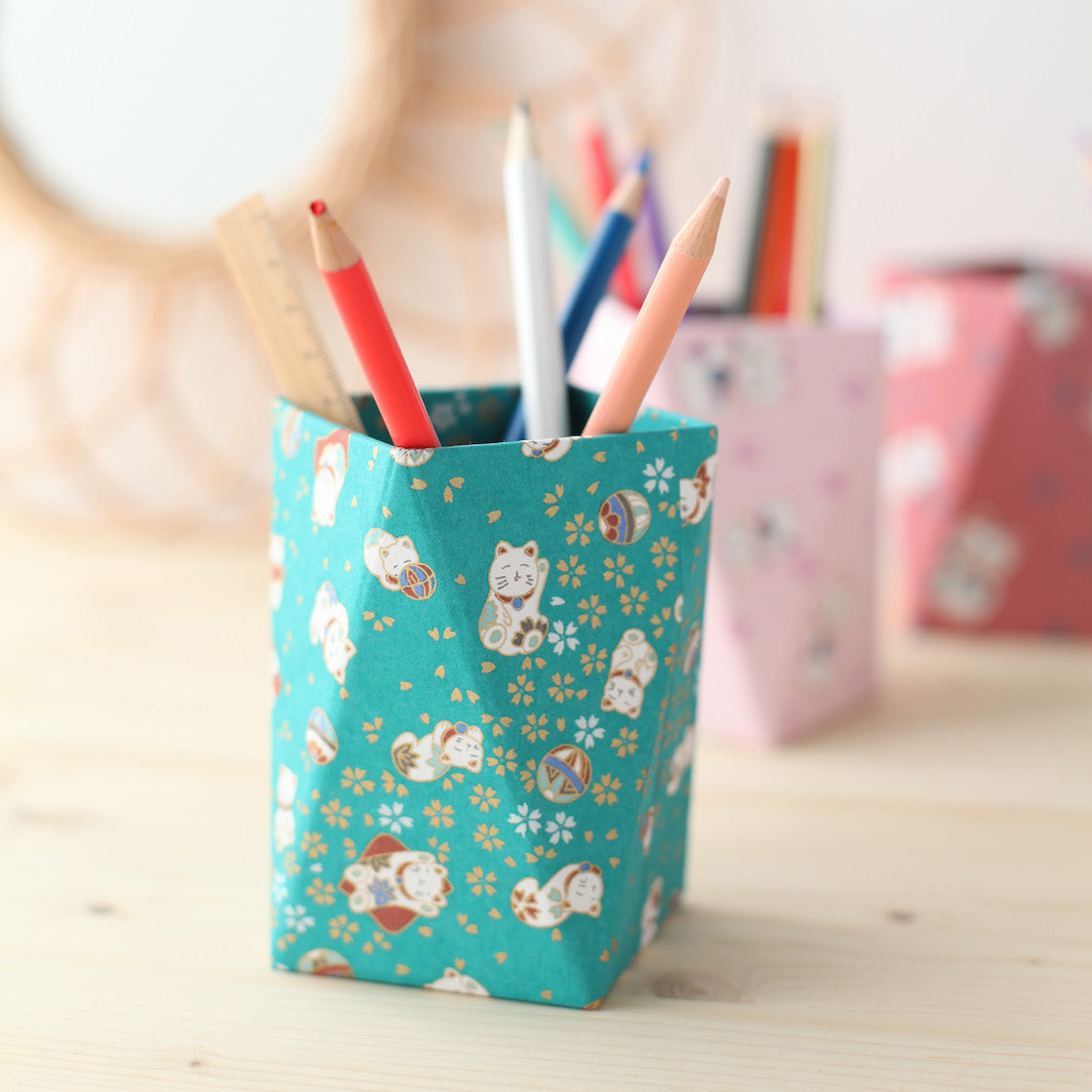 Pot à crayons prisme - Figurines de Chats et Balles - Bleu Canard, Marron, Vert d'eau et Violet - M848