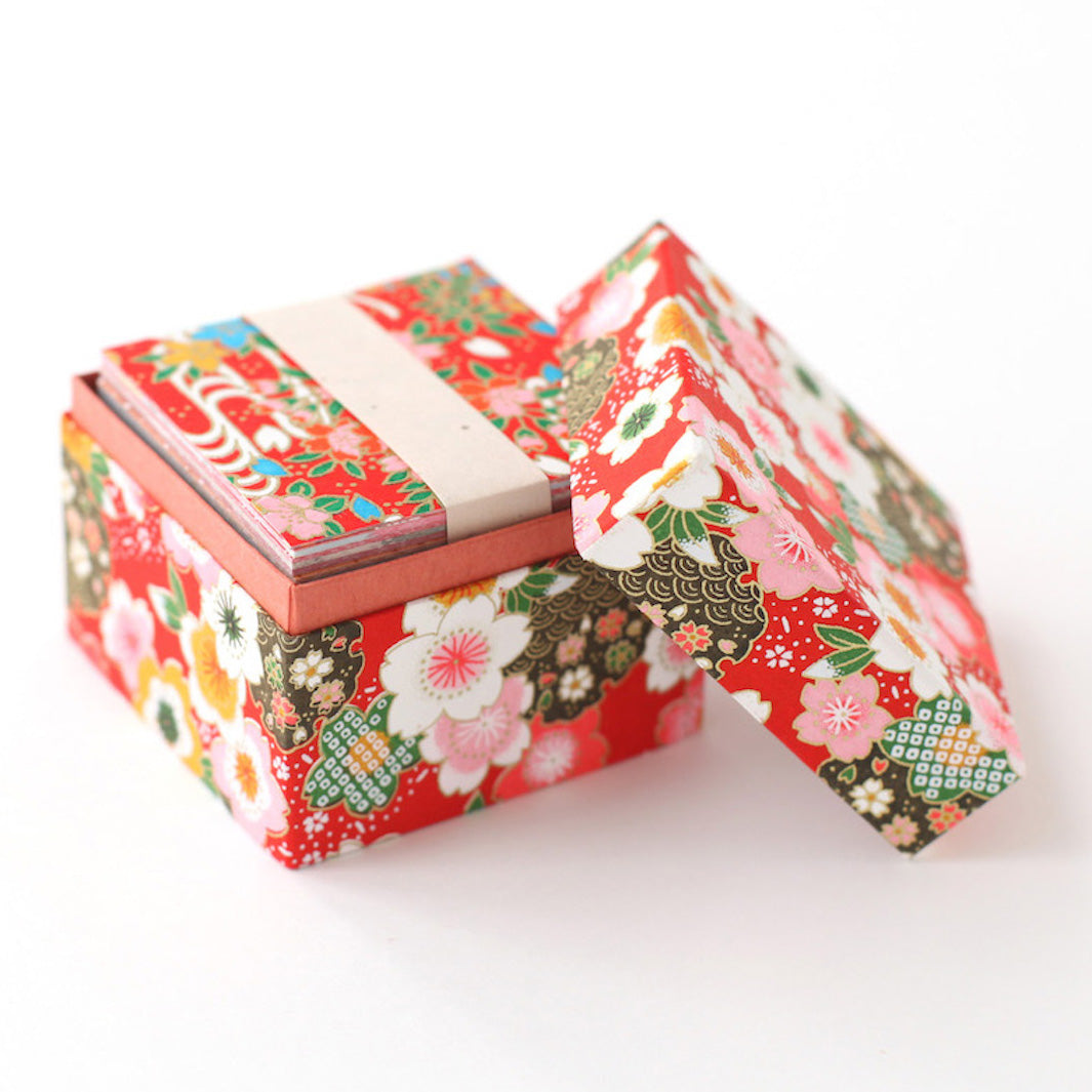 200 Papiers Origami - 6 x 6 cm - Motifs variés - Traditionnel - Boîte Rouge