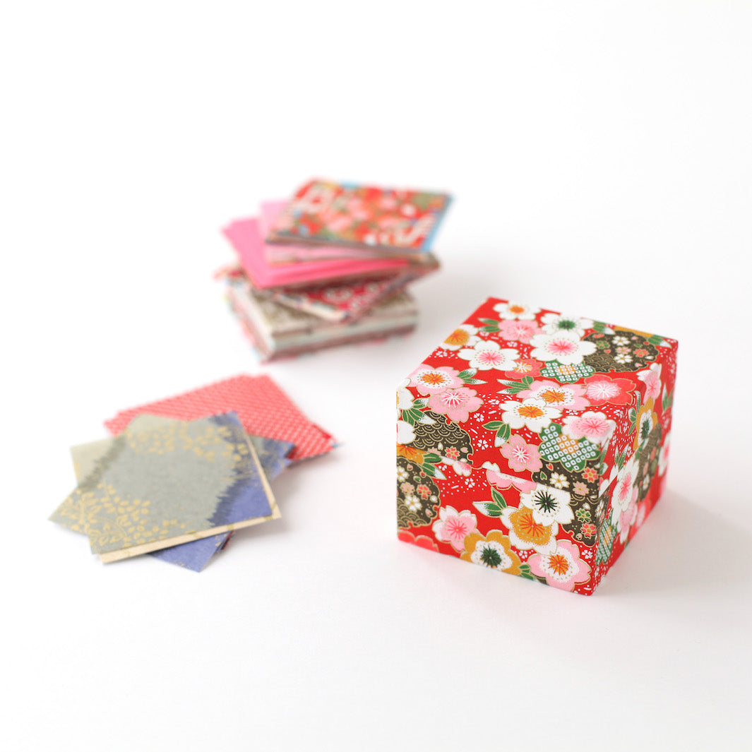 200 Papiers Origami - 6 x 6 cm - Motifs variés - Traditionnel - Boîte Rouge