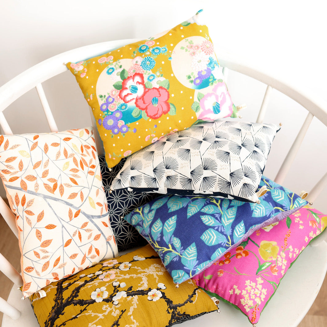Coussin en Tissus Japonais - Fleurs Variées et Pois - Jaune Moutarde, Rose, Violet et Bleu Turquoise