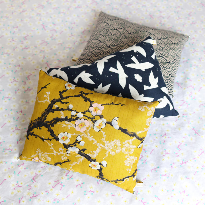 Coussin en Tissus Japonais - Oiseaux et Plantes Graphiques - Bleu Marine, Blanc Cassé et Or