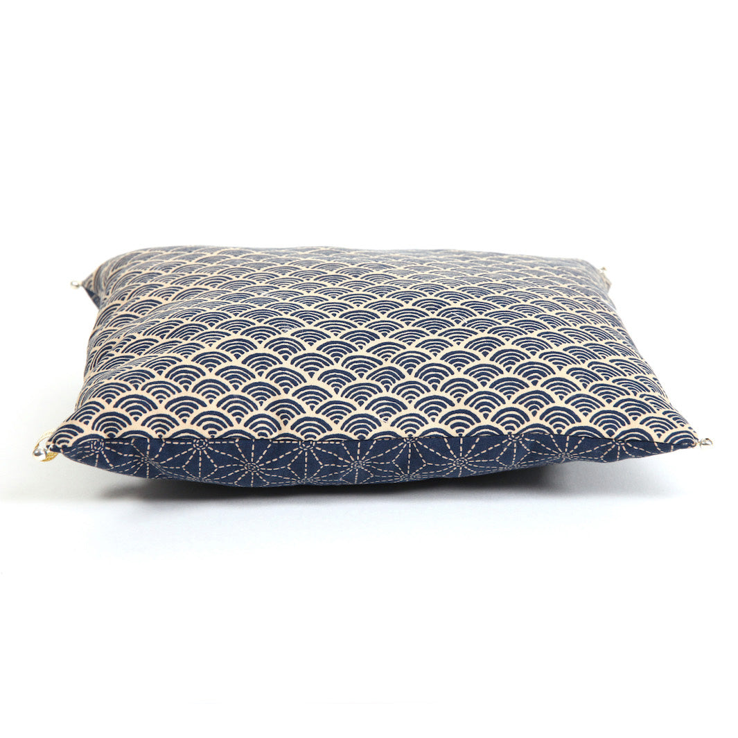 Coussin en Tissus Japonais - Étoiles et Vagues - Bleu Marine et Beige