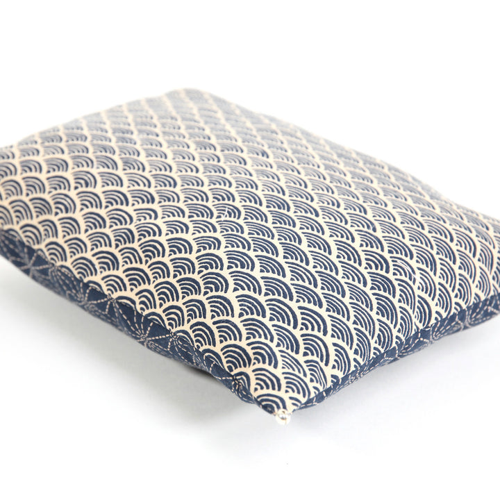 Coussin en Tissus Japonais - Étoiles et Vagues - Bleu Marine et Beige