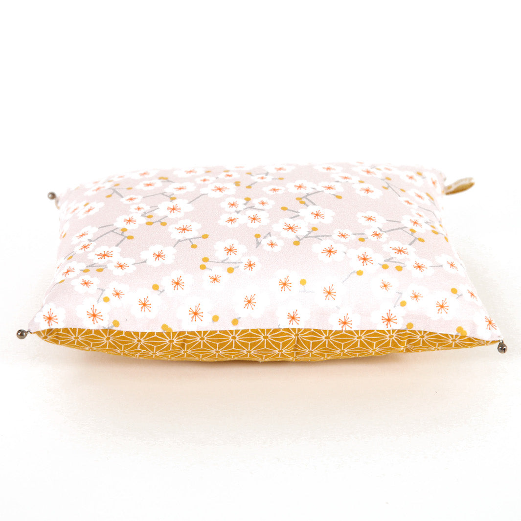 Coussin en Tissus Japonais - Fleurs de Cerisier et Étoiles - Rose Pâle et Moutarde