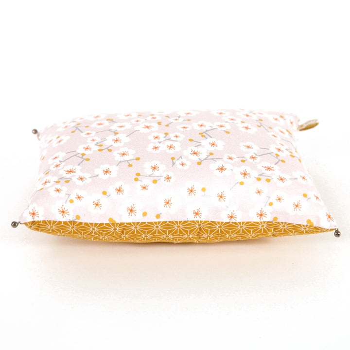 Coussin en Tissus Japonais - Fleurs de Cerisier et Étoiles - Rose Pâle et Moutarde