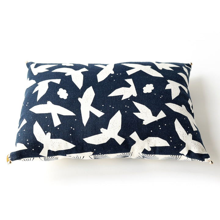 Coussin en Tissus Japonais - Oiseaux et Plantes Graphiques - Bleu Marine, Blanc Cassé et Or